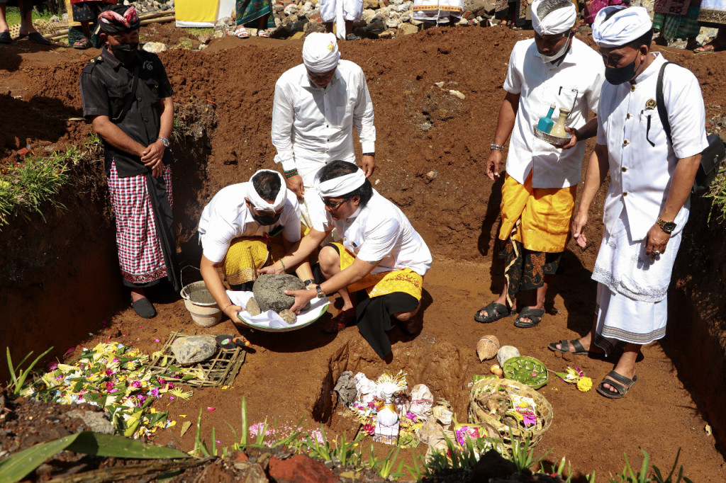 Bupati Giri Prasta Hadiri Upacara Mendem Dasar di Pura Dalem Desa Adat Batunya